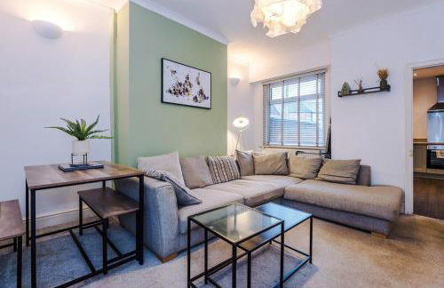 4 Bedroom House in Walkden with Free Parking, by Short Term Digs Short Lets & Serviced Accommodation - Foto 2