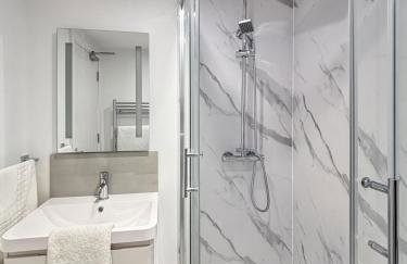 Sleeps 8, 4 bed 2 bathroom house with parking Balderton - Foto 10