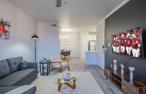 Elegant 1BD King Bed, Pool, Hot Tub, Gym, Parking - Photo 18