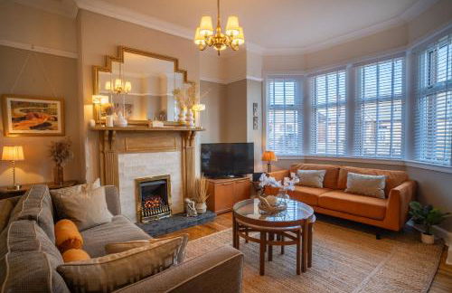 Stunning Period Townhouse with Garden, Walking Distance to Town - Photo 5