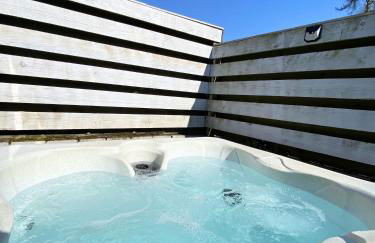 Otter 1 - Private Hot Tub - Bali Inspired Lodge - Bath - Longleat - Wiltshire - Photo 9