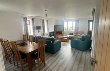 Staycation 3-bedroom home with panoramic views free off road parking - Foto 36