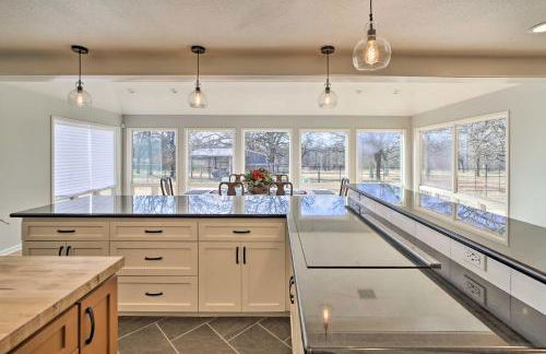 Grand Tulsa Getaway with Private Pond, Dock and Deck - Foto 9