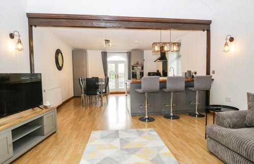 Coach House - Photo 10