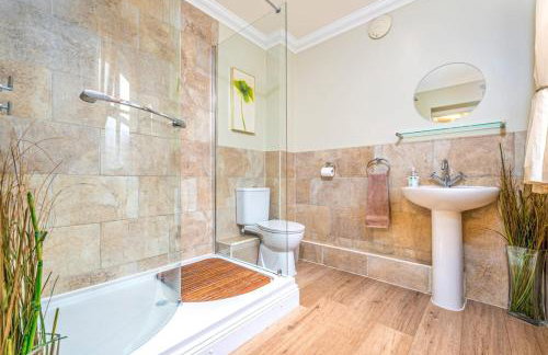 Detached luxury 5 bed house, lanscaped garden, fire pit, parking, can sleep families or workers - Foto 21