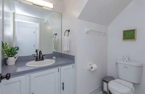 Lovely 4 Bed Oasis In the mix of everything - Photo 20