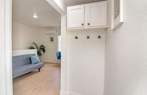 Central LA Loft Studio Queen Sofa WFH Ready - Photo 21