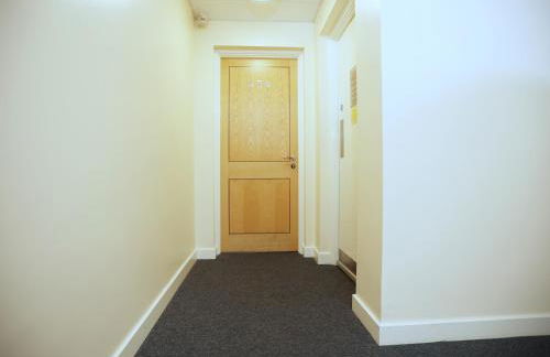 2 bedroom Apartment In Cardiff Bay with Private Parking By N And N Stays, perfect for corporate and leisure stays, long stays welcome, Scafollding currently on building, does not affect the apartment - Photo 21