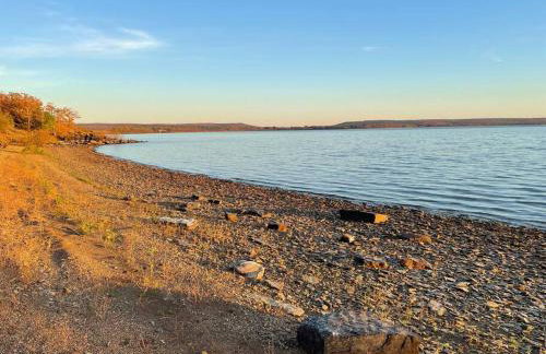 Lakehouse Getaway with Beautiful Views - Foto 16