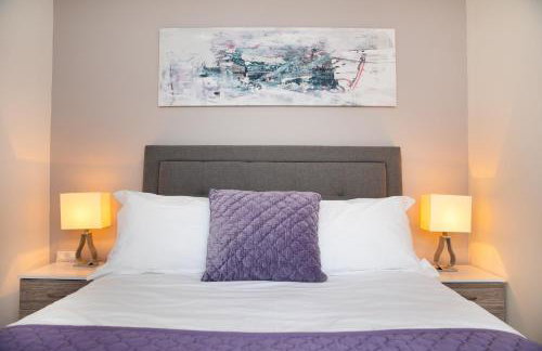 Modern and Spacious Home From Home 1 mile from M1 - with Netflix, Prime Video, PS5, free parking, superfast WiFi, BBQ - Sleeps 11 - By Brightleap Apartments - Foto 31