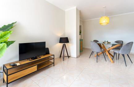 Comfy 3 BDR Flat With Pool & Balcony by LovelyStay - Photo 9