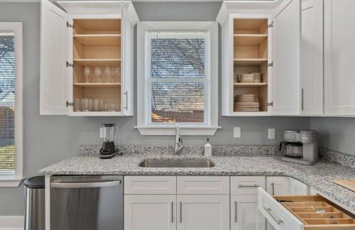 Gated Parking + Fire Pit | Near Zoo + Rhodes - Foto 6