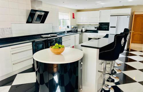 Stratford-upon-Avon 4BR Family Mansion on 1 acre with Pool, Gym & BBQ! - Foto 43