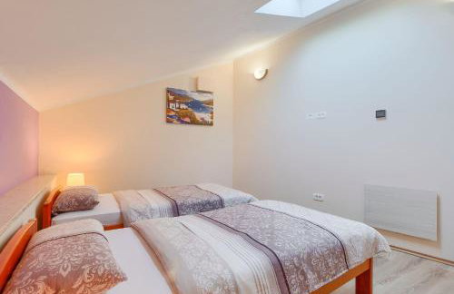 Modernes Apartment mit traumhafter Aussicht, Pool, Privatparkplatz, WiFi - Photo 27