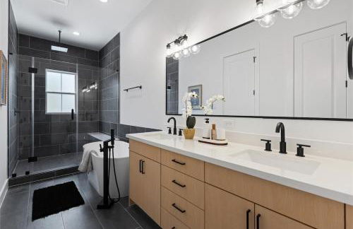 2 Luxury Homes in 1 - Walk to Nightlife & Stadiums - Foto 11