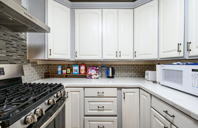 Spacious Family Retreat w Garden Modern Comfort - Photo 36