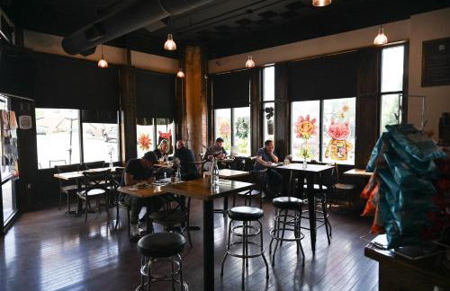 Above Coffee Shop, Cincy Hilltop Apt, City Views! - Foto 23