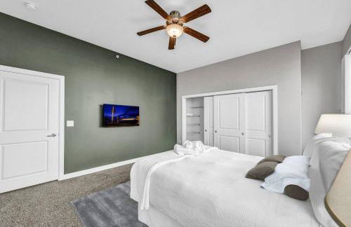 Luxury 21st Floor Penthouse | Great Downtown VIEWS - Photo 34