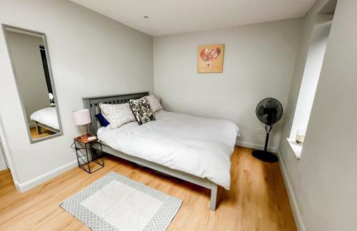 Modern Self Contained Garden Annexe Sleeps up to 4 - Photo 4