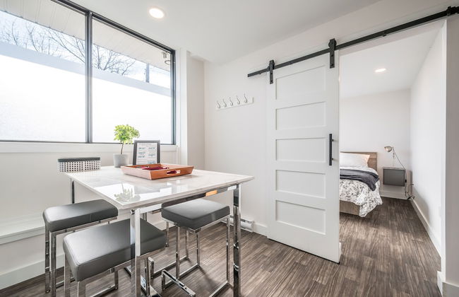 Modern Contemporary 2 Bedroom Suite - Photo 11