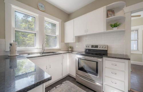 Historic & Cozy Bungalow by Downtown - Foto 18