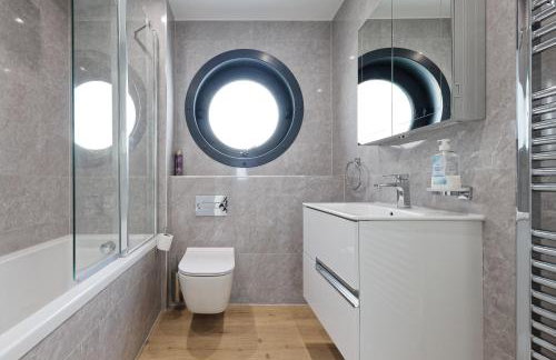 Gorgeous 2 Bed Apartment with Stunning Sea Views with Free Parking and Fast Internet - Foto 14