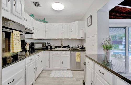 Eagle's Way with Firepit Heated Pool and Sunroom Near BEACH - Foto 57