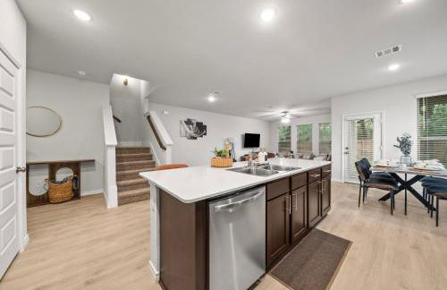 Luxurious 4 Bed Duplex Getaway! - Photo 31