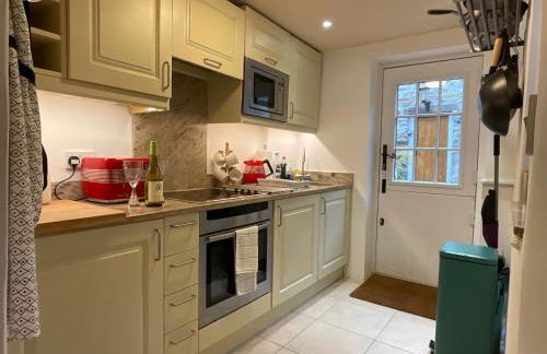 Carr’s cottage Eyam Peak District, - Photo 6