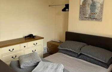 Large Traditional, Sleeps 8, 2 baths, Train, Tram, Pubs, Hucknall - Foto 15