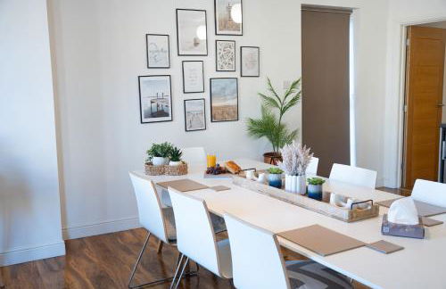 Modern Penthouse with Balcony - Near Beach & Town - Foto 3