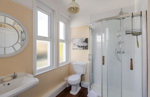 Stylish 3-Bed Home - 2 Mins to Beach & Town - Foto 47