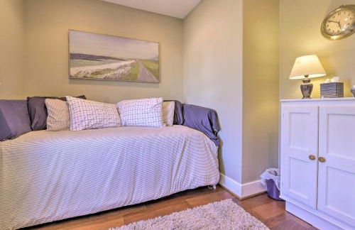 Morrisonville Manor with Fire Pit and Hot Tub! - Foto 27