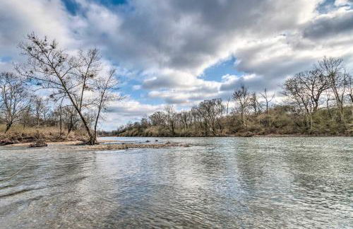 Upscale Riverfront Home with Beach and Fire Pit! - Foto 43