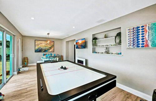 NEW Waterfront Tropic Oasis - Heated Pool, Canal, Dock, Air Hockey - Foto 9