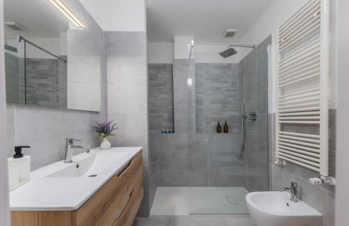 Homey Grandeur - Spacious Stay with Terrace & Wi-Fi - Foto 3