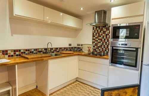 Pine cottage with private hot tub - Photo 4