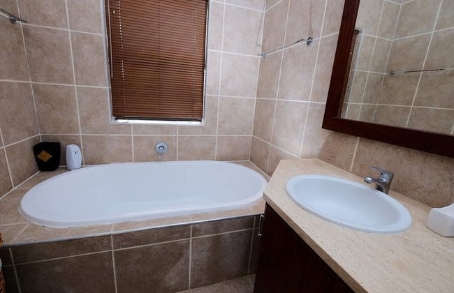 Charis to Theo - Relax in Style at This 3-bedroomed Langebaan Holiday House - Foto 15