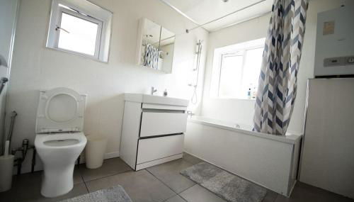 Spacious 3 Bed Home Manchester Airport Free Parking - Foto 3