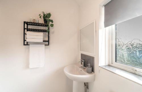 Cosy 3-Bed House With Parking, 5 Mins to QE & Uni - Photo 68