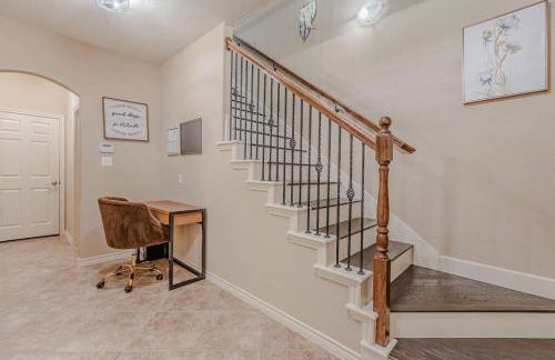 The Castle by the Lake with Pool and Balcony near Grandscape - Foto 73