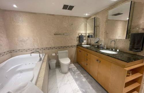 Ocean front 2 Bedroom and 2 Bathroom apartment at The Alexander Resort - Foto 12