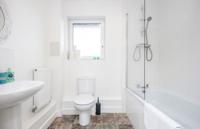 Impeccable 2-bed Apartment in Romford - Photo 18