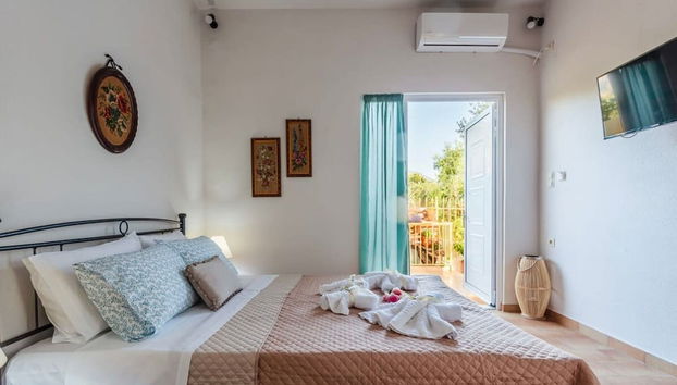 Summer Rose Garden Getaway - A Step to the Beach - Foto 4, Habitación