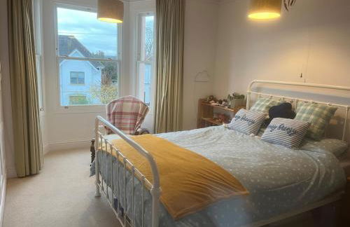 Spacious 4 Bed House Ideal for Races - Photo 12