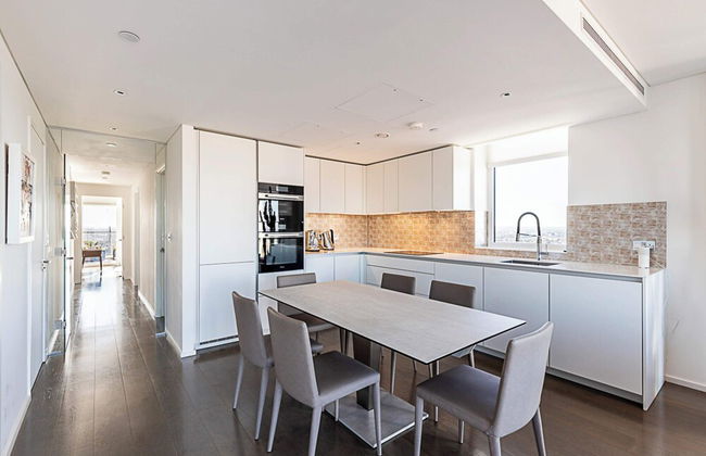 Luxurious 3-bed Sky-high Battersea Gem - Foto 10