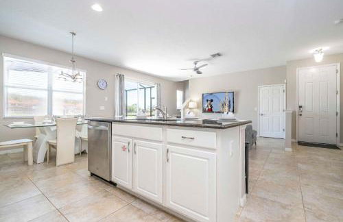 4BR Lakefront - Themed Rooms - Pool & BBQ! - Foto 39