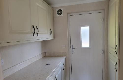 Luxury 2-Bed Lodge in Routh Sleeps 4 with Hot Tub - Foto 45