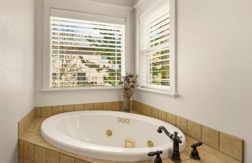 Ponderosa Escape Stunning Location Incredible Game Room Urban Trail System AC EV-charger - Photo 24