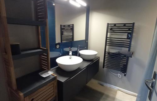 Gîte rénové avec piscine chauffée et jardin clos, à proximité des plages et de la campagne bio. - FR-1-426-531 - Foto 25